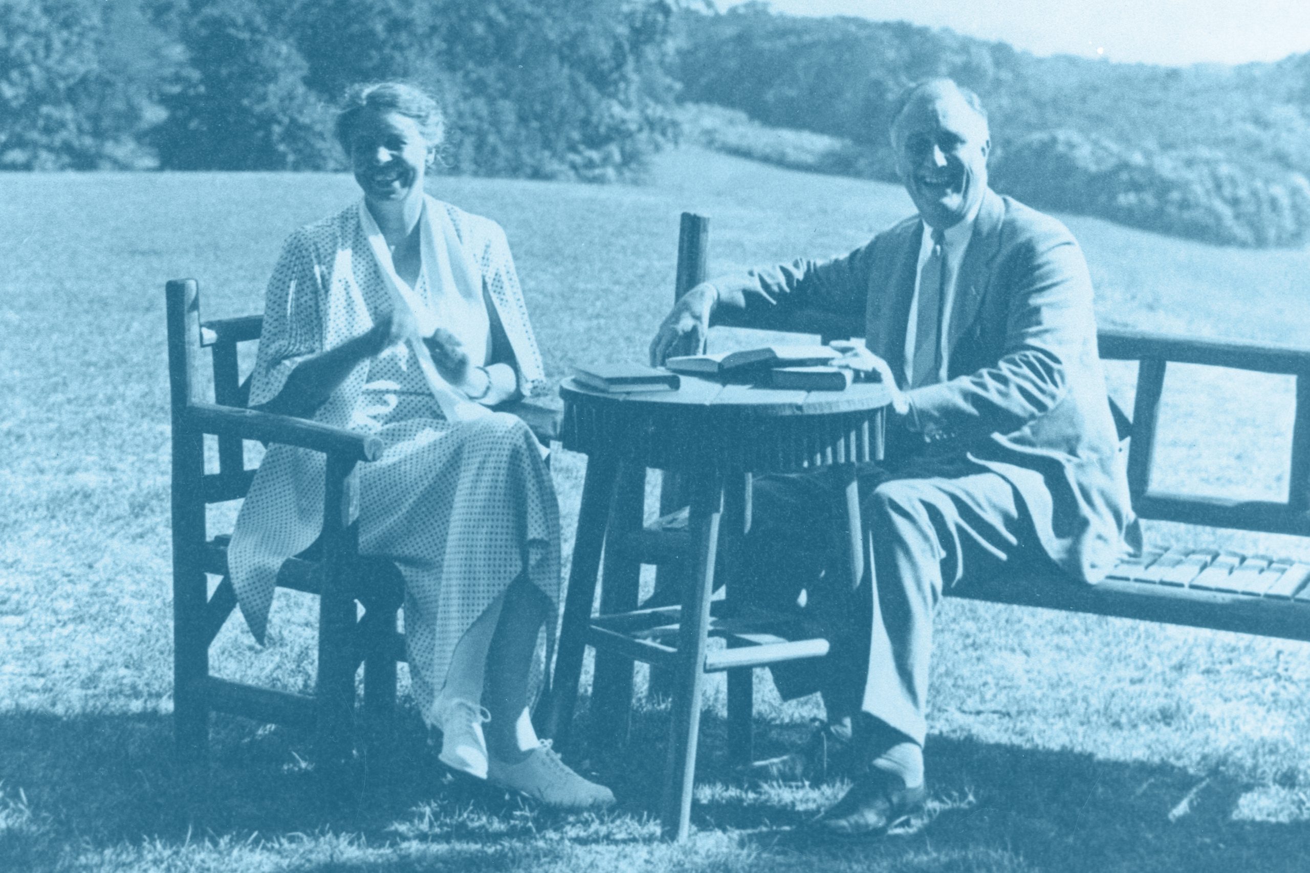 Franklin and Eleanor Roosevelt 澳洲幸运10开奖官网开奖结果 outside with a table of books